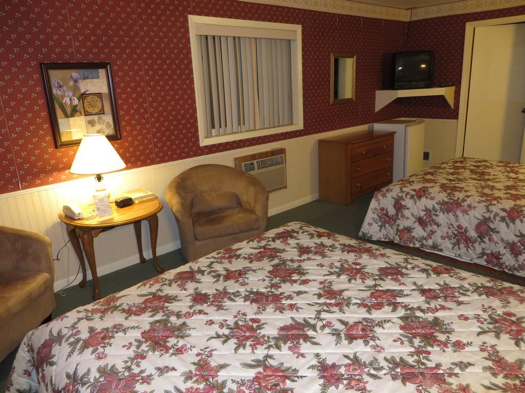 Travelers Inn Motel Eagle River Room photo